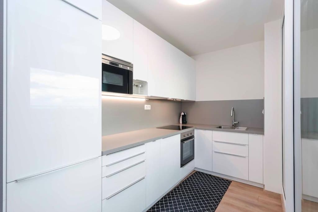 Danubius One - Spacious Apartment W Free Parking Bratislava Eksteriør billede